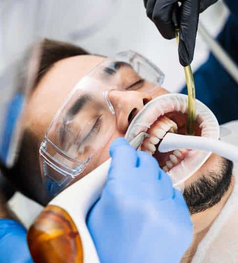 Pulizia dentale in studio dentistico